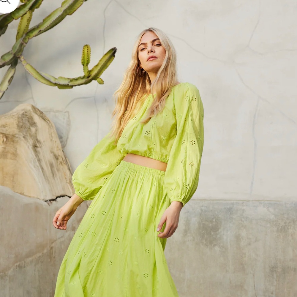 NWT. Velvet by Graham and Spencer Yara Eyelet Crop top In Lime. Size S